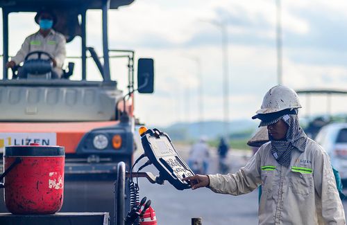  Công nhân thuộc nhà thầu thi công trải thảm đường cho biết họ được bố trí chia làm 3 ca và chia làm nhiều mũi thi công để đẩy nhanh tiến độ trải thảm đường. "Trong điều kiện thời tiết thuận lợi, máy móc hoạt động liên tục, mỗi ngày chúng tôi trải thảm được khoảng 3,2 km", một công nhân cho biết. 