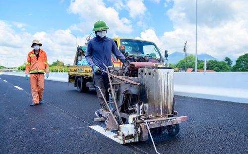  Đối với công tác chuẩn bị khánh thành dự án, chủ đầu tư đang phối hợp các địa phương có tuyến đường đi qua triển khai lập kế hoạch chi tiết, thực hiện rà soát toàn tuyến, vệ sinh công nghiệp, lựa chọn vị trí tổ chức lễ khánh thành, trang trí khánh tiết… 