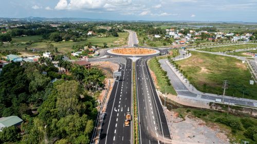  Tuyến Tiên Yên - Móng Cái dài 63 km, đi qua 4 địa phương Tiên Yên, Đầm Hà, Hải Hà và TP Móng Cái. Điểm đầu dự án giao với cao tốc Vân Đồn - Tiên Yên và nút giao Mũi Chùa, điểm cuối nối với đường dẫn đến cửa khẩu cầu Bắc Luân 2, thành phố Móng Cái và Khu kinh tế cửa khẩu Móng Cái. Dự kiến đến ngày 2/9, tuyến cao tốc hoàn thành và đưa vào hoạt động. 