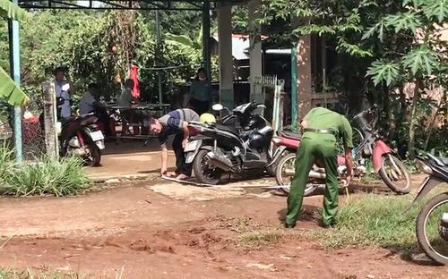 Cảnh sát khám nghiệm hiện trường vụ việc. Ảnh: L. Ngân.