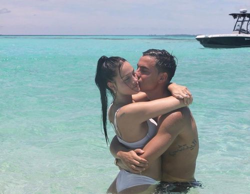  Paulo Dybala gặp bạn gái vào năm 2017 tại buổi hòa nhạc của nữ ca sĩ Ariana Grande. Oriana hỗ trợ trong chuyến lưu diễn đó, còn Dybala chỉ là khán giả. Cặp đôi giữ kín mối quan hệ trong một thời gian rồi mới công khai vào năm 2018. 
