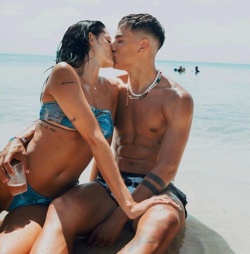  Trên trang cá nhân với gần 6 triệu người theo dõi của mình, Oriana chia sẻ nhiều khoảnh khắc cả hai tận hưởng thời gian hạnh phúc và bình yên. Theo The Sun, cặp đôi đang có kế hoạch cho đám cưới tương lai. 