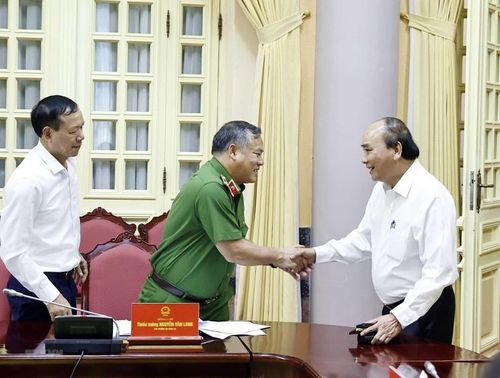 Chủ tịch nước Nguyễn Xuân Phúc với các thành viên Hội đồng Tư vấn đặc xá.