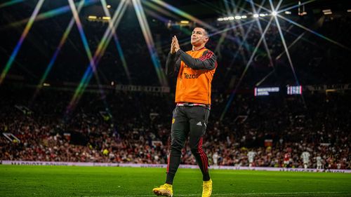  Ronaldo thể hiện sự chuyên nghiệp khi phải ngồi dự bị trước Liverpool. Ảnh: Reuters. 