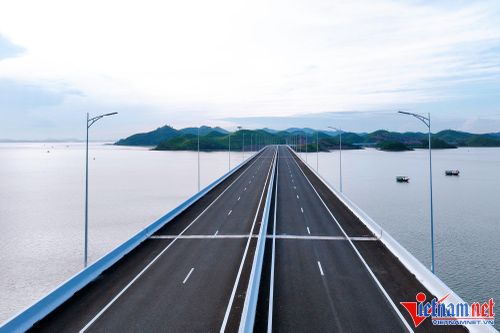 Cao tốc Vân Đồn - Móng Cái sở hữu 32 cây cầu vượt biển, sông suối. Trong ảnh là cầu Vân Tiên, cây cầu vượt biển dài nhất Quảng Ninh với 1,5km