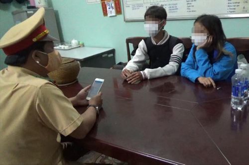 Lực lượng CSGT làm việc với Nguyễn Hoàng N. và Đỗ Ngọc A. tại ga Đà Nẵng (Ảnh: Công an cung cấp)