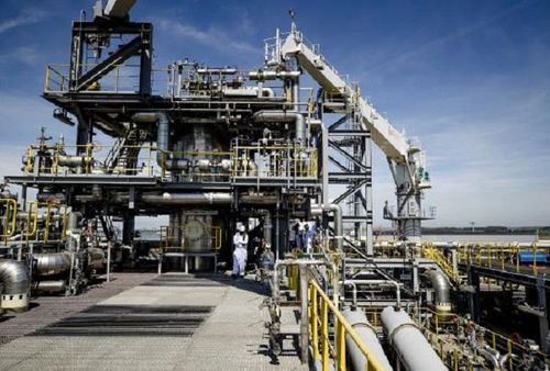 Một nhà máy LNG nổi ở ngoài khơi Rotterdam, Hà Lan. Ảnh: EPA-EFE
