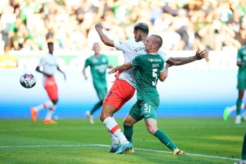  West Ham không cần các trụ cột như Jarrod Bowen, Michail Antonio nhưng vẫn tạo thế trận lấn lướt trên sân khách. Phút 22, đại diện Premier League mở tỷ số sau tình huống chọn vị trí và dứt điểm chuẩn xác của tiền đạo tân binh Gianluca Scamacca. 