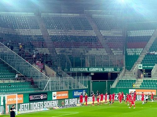 Các cầu thủ Vaduz ăn mừng chiến thắng trên sân Rapid Vienna trước sự cổ vũ của khoảng 40 khán giả theo chân đội trên sân. 40 khán giả này chiếm khoảng 0,1% dân số Liechtenstein, quốc gia có 38.137 đang sinh sống (số liệu 2020).