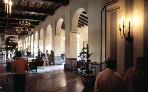 Trong sảnh khách sạn Nacional (Quốc gia).
