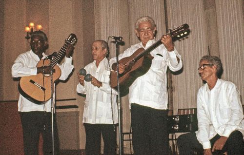 Nghệ sĩ Cuba nổi tiếng Carlos Puebla (thứ hai từ phải sang) biểu diễn cùng các cộng sự tại khách sạn Nacional.