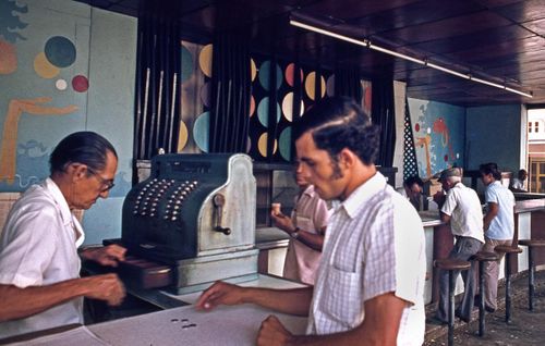 Quầy thu ngân tại một quán bar ở Havana. Chiếc máy tính tiền "đồ cổ" vẫn được sử dụng.