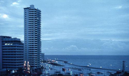 Đường bờ kè Havana một buổi chiều muộn. Bên trái là tòa nhà Someillan, hiện tại là một trong năm công trình cao nhất Cuba.