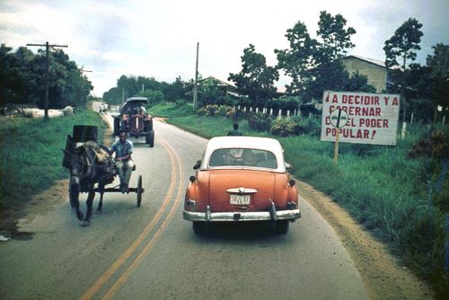 Xe ngựa, xe công nông và xe hơi đời cũ trên con đường nông thôn Cuba.