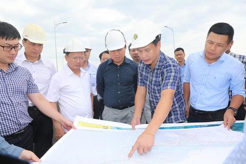 Thứ Trưởng Bộ Xây dựng Lê Quang Hùng thực tế kiểm tra cao tốc Vân Đồn – Móng Cái