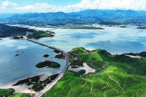 Cao tốc Vân Đồn - Móng Cái dài trên 80km, 4 làn xe, tốc độ 120km/h sau hơn 2 năm xây dựng nay đã đảm bảo các điều kiện đưa vào sử dụng.