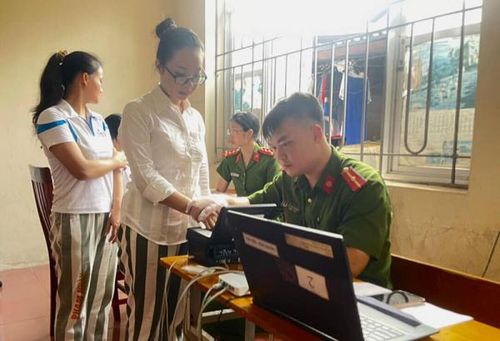 Các cán bộ Công an làm thủ tục cấp CCCD cho phạm nhân được đề nghị đặc xá tại Trại giam Ngọc Lý.