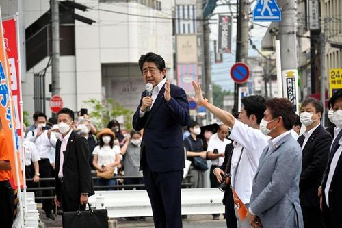 Ông Abe trong cuộc vận động tranh cử hôm 8/7 (Ảnh: Reuters)