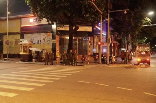 Các tổ công tác cắm chốt tại các nút giao thông trọng điểm để phối hợp với lực lượng tuần tra bao vây, chặn giữ các đối tượng có dấu hiệu đua xe trái phép