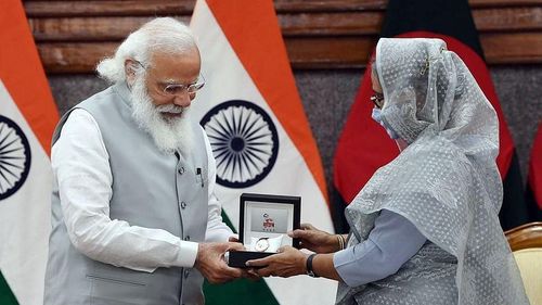 Thủ tướng Bangladesh Sheikh Hasina đón đồng cấp Ấn Độ Narendra Modi trong chuyến thăm Dhaka vào tháng 3/2021. (Nguồn: PTI)
