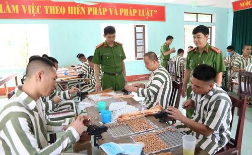 Trại tạm giam Công an tỉnh Hà Nam hướng nghiệp dạy nghề cho các phạm nhân.