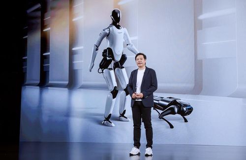 Ông Lei Jun giới thiệu CyberOne.