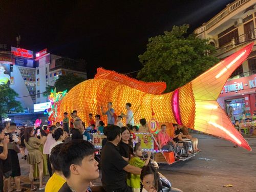 Mô hình cá chép hóa rồng nhìn từ phía sau rất hoành tráng