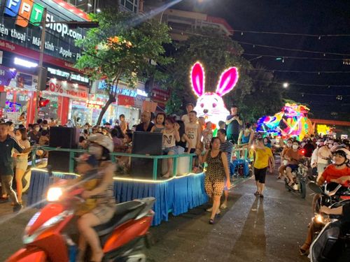 Thời tiết trung thu năm nay khá nóng, nhưng vẫn có rất đông người dân, nhất là các em nhỏ đổ ra đường vui chơi, chiêm ngưỡng những "chiếc đèn" trung thu khổng lồ