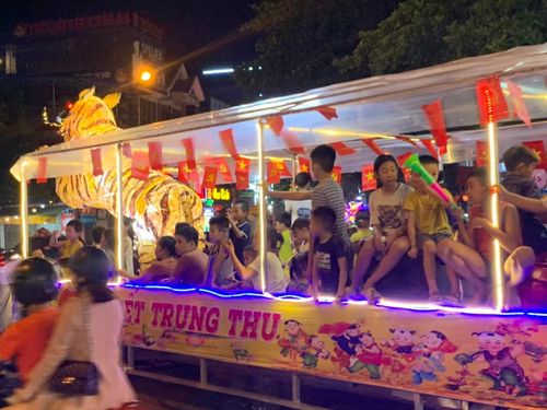 Một chiếc xe có hình con hổ khổng lồ cũng thu hút rất nhiều trẻ em
