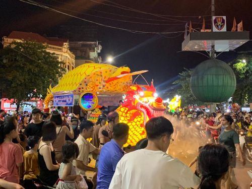 Mô hình đèn trung thu là thuyền rồng, chở theo rùa vàng ngậm thanh gươm báu