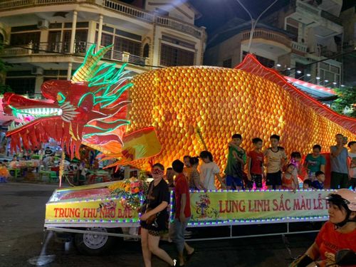 Hầu hết đầu xe mô hình có câu "Trung thu nhớ Bác"