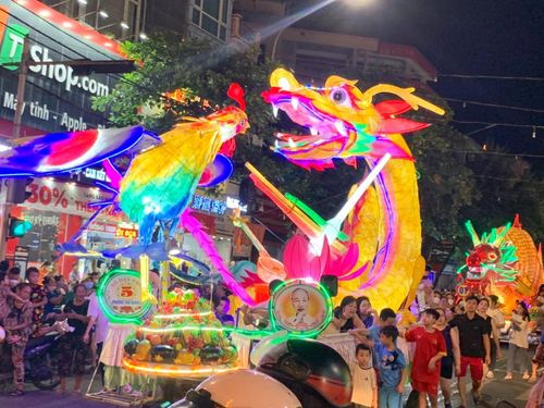 Mỗi tổ dân phố tham gia xây dựng xe mô hình đồ chơi trung thu diễu hành trong lễ hội và cũng hy vọng sẽ giành được giải thưởng