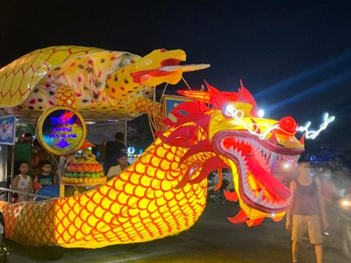 Đèn trung thu khổng lồ này tái hiện sự tích thần kim quy hoàn kiếm