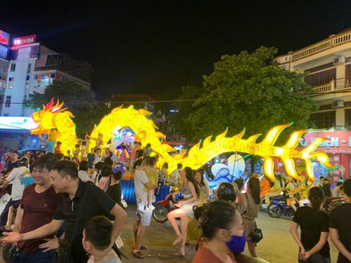 Hình rồng khổng lồ nổi bật trong đêm trăng thu