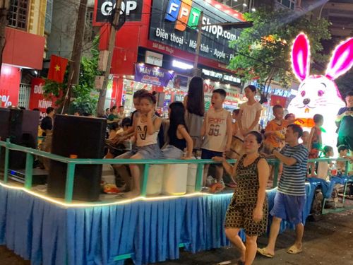 Nhiều trẻ em thích thú được ngồi trên những chiếc xe mô hình đồ chơi trung thu