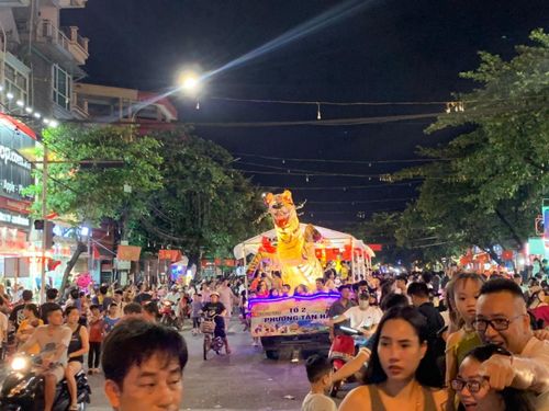 Đêm hội trung thu náo nhiệt của người dân thành phố Tuyên Quang và du khách