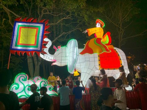 Hình tượng các vị anh hùng dân tộc, hình tượng các linh vật được kết hợp rất ấn tượng trong mô hình đèn trung thu