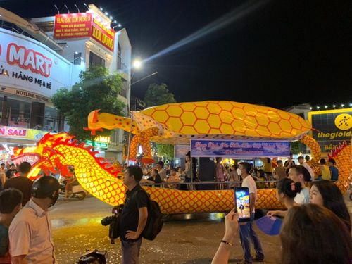 Nhiều nhiếp ảnh gia, người dân ghi lại những khoảnh khắc đẹp, ấn tượng của lễ hội trung thu Tuyên Quang 2022