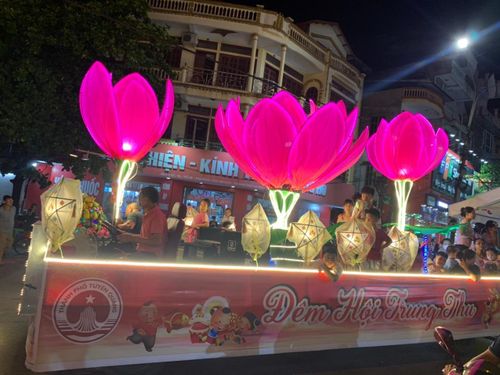 Mô hình xe đèn trung thu với những đóa sen khổng lồ