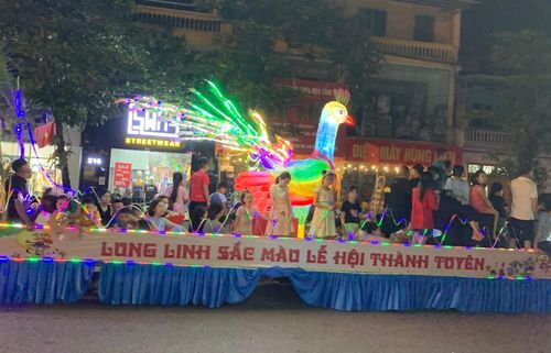 Đèn trung thu chim công cũng rất đẹp, dù hơi nhỏ