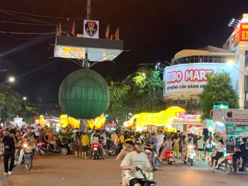 Những ngày này, TP Tuyên Quang luôn náo nhiệt mỗi tối khi diễn ra hoạt động rước đèn trung thu