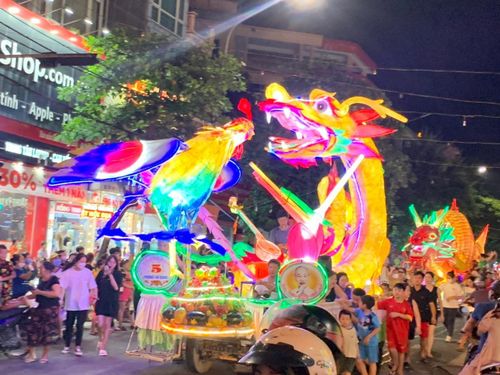 Một mô hình đèn trung thu hình rồng - phượng khá độc đáo