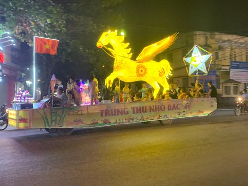 Hình tượng ngựa thần được kết hợp với đèn ông sao. Đây mới chỉ là một phần những mô hình đèn trung thu trong Lễ hội trung thu lớn nhất Việt Nam. Xin lưu ý là thời điểm này, để tìm được phòng khách sạn, nhà nghỉ tại TP Tuyên Quang là không đơn giản do lượng du khách quá đông. Vì thế, nếu đến với lễ hội trung thu 2022, cần kết nối đặt chỗ nghỉ trước để tránh trở ngại.