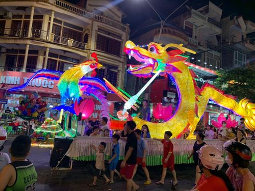 Rồng - phượng cùng với hình chiếc khèn độc đáo