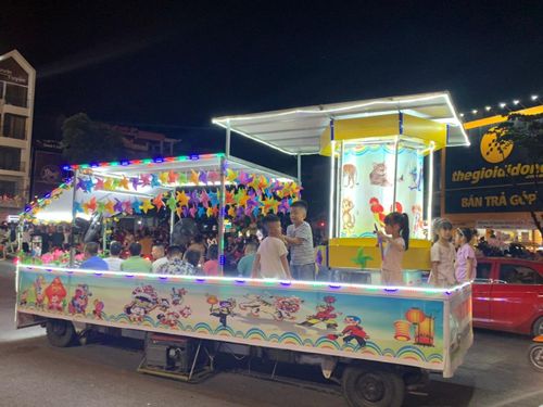 Hình tượng đèn kéo quân khổng lồ, một trong những biểu tượng gợi nhớ tết trung thu xưa