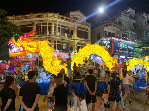 Lại có những đơn vị lựa chọn làm đèn trung thu hình rồng khổng lồ