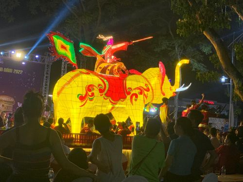 Hình tượng Bà Trưng - Bà Triệu cưỡi voi đánh giặc năm nào cũng gây ấn tượng, thu hút sự chú ý của nhiều người