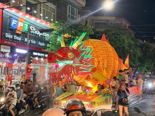 Nhiều người dân đi theo, chụp ảnh "tự sướng" với những chiếc đèn trung thu khổng lồ