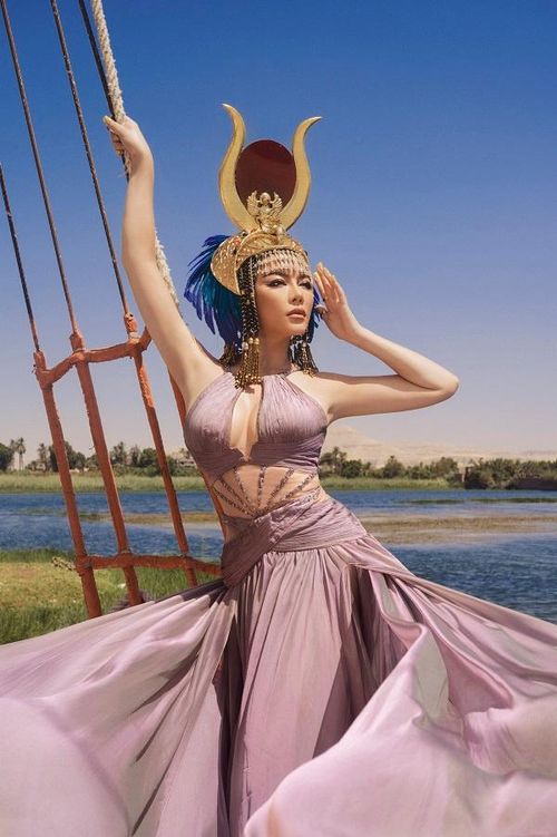 Stylist Trần Hoài Trang cho hay, ê-kíp đã lựa chọn những đặc trưng nhất của văn hóa Ai Cập, cùng bàn bạc với 4 nhà thiết kế để đưa ra các trang phục cho Lý Nhã Kỳ.