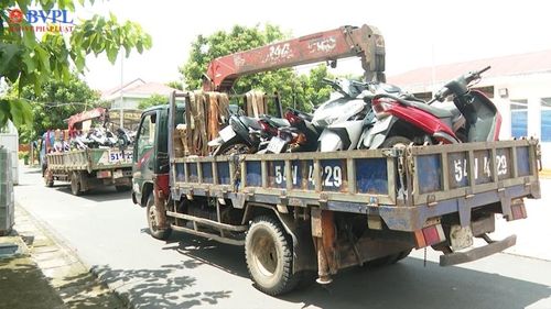 Di lý phương tiện vi phạm về trụ sở Công an huyện Xuyên Mộc (ảnh: Hồng Việt )
